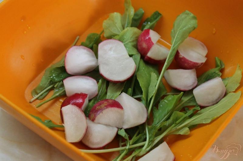 Фото приготовление рецепта: Легкий овощной салат с рукколой и салями шаг №2