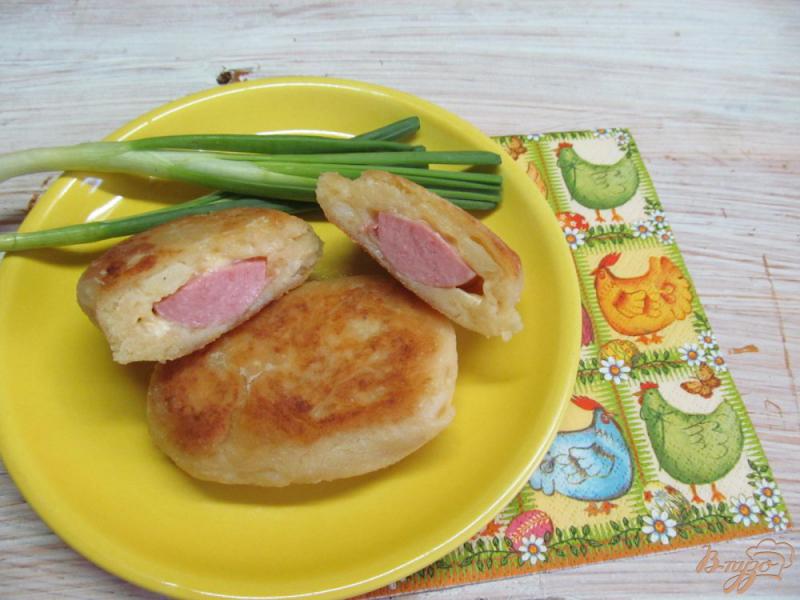 Фото приготовление рецепта: Картофельные пирожки с сарделькой шаг №10