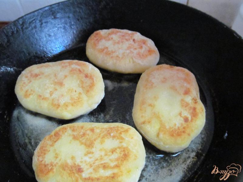 Фото приготовление рецепта: Картофельные пирожки с сарделькой шаг №8