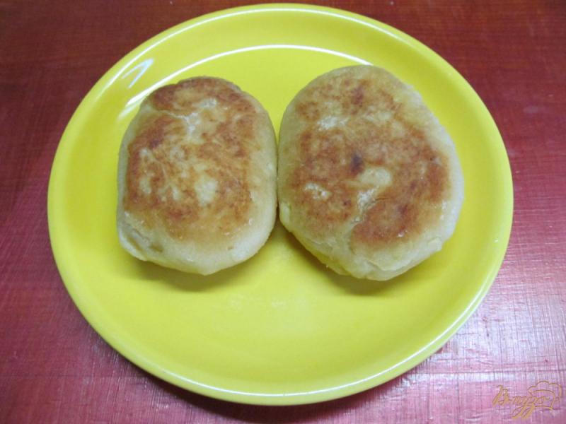 Фото приготовление рецепта: Картофельные пирожки с сарделькой шаг №9
