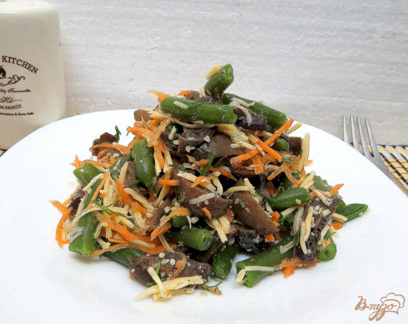 Фото приготовление рецепта: Салат со спаржевой фасолью и грибами шаг №8