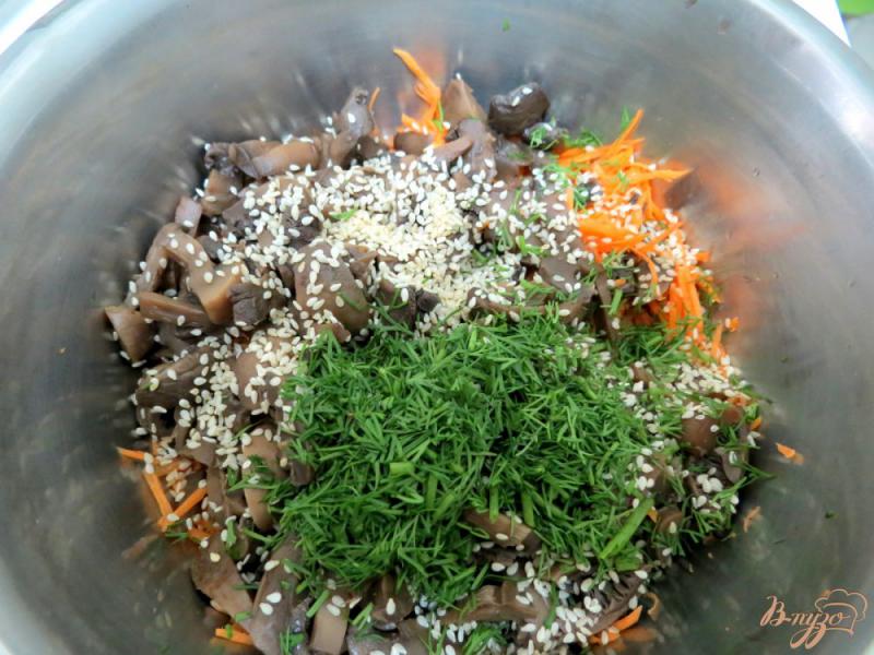 Фото приготовление рецепта: Салат со спаржевой фасолью и грибами шаг №5