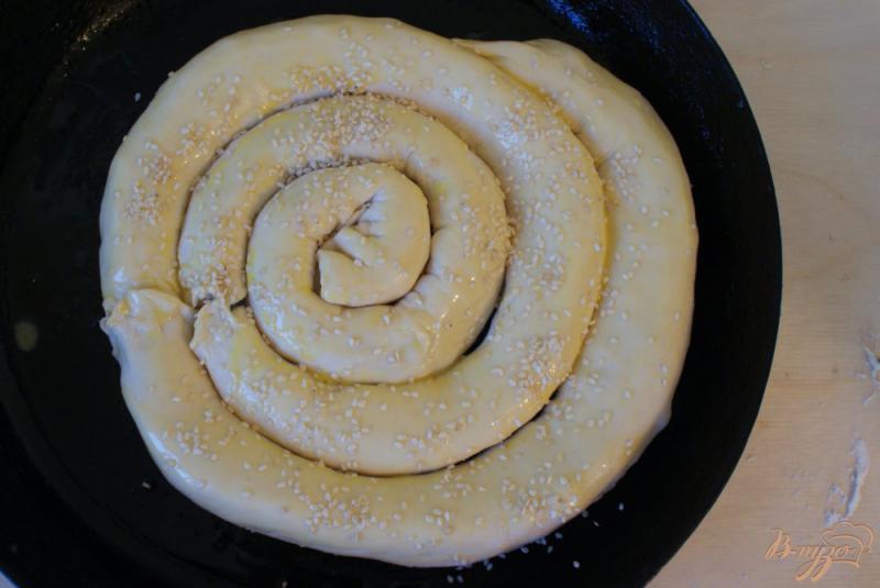 Фото приготовление рецепта: Рыбный пирог «Улитка» с кунжутом шаг №11