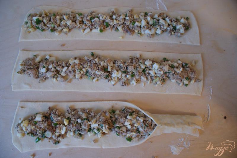 Фото приготовление рецепта: Рыбный пирог «Улитка» с кунжутом шаг №8