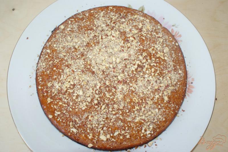 Фото приготовление рецепта: Абрикосовый пирог с лесными орешками шаг №8