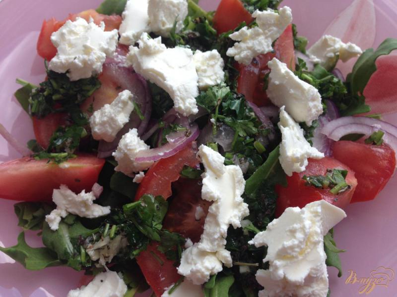 Фото приготовление рецепта: Салат с рукколой и сыром фета шаг №7