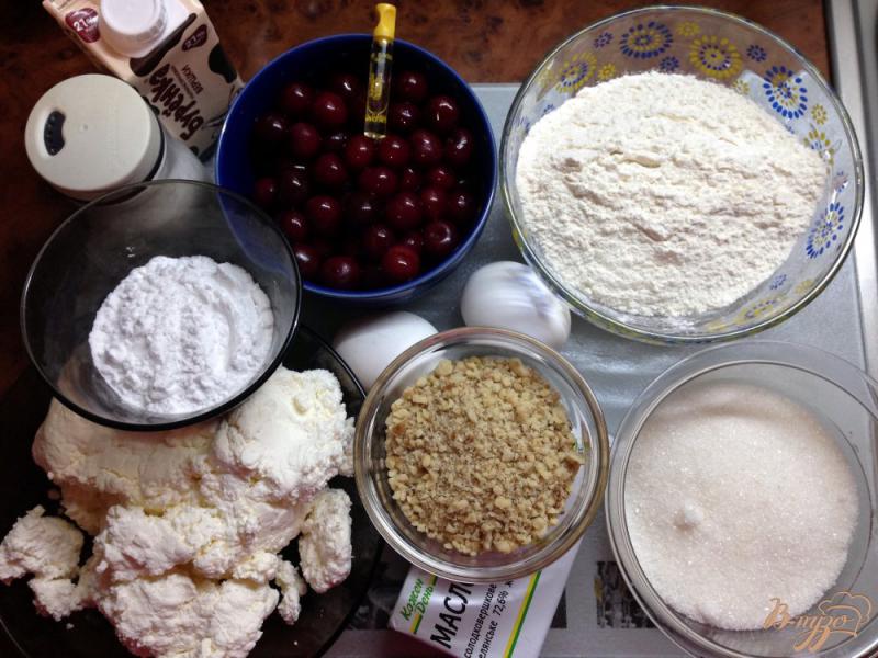 Фото приготовление рецепта: Пирог с вишнями шаг №1