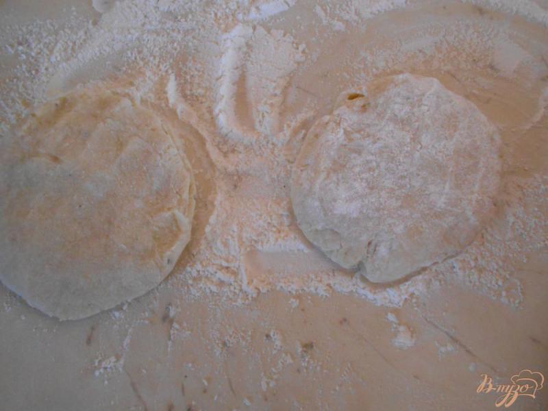 Фото приготовление рецепта: Закусочные пирожки с помидором, перцем и сыром шаг №3