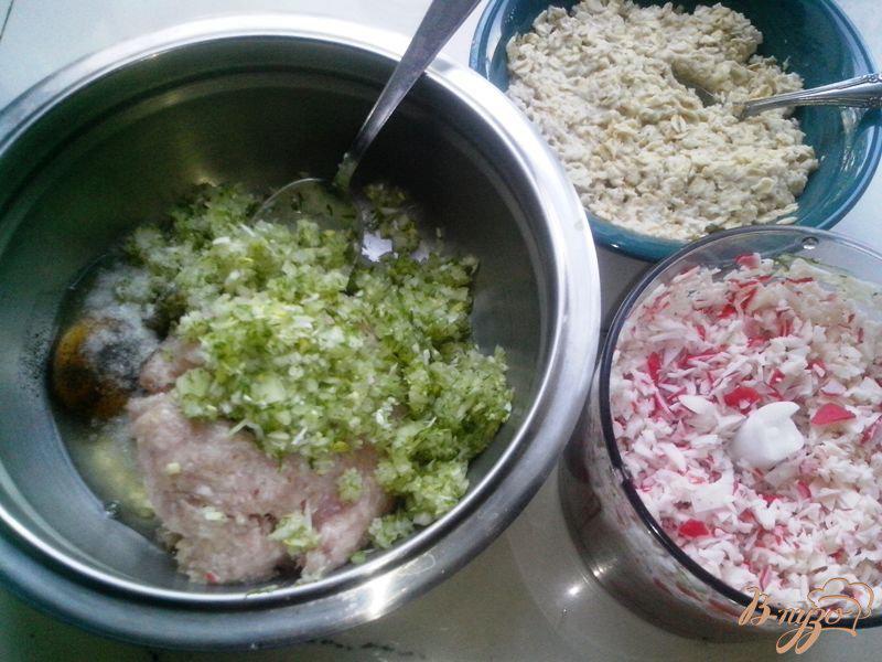 Фото приготовление рецепта: Котлеты из мяса индейки с крабовыми палочками шаг №3