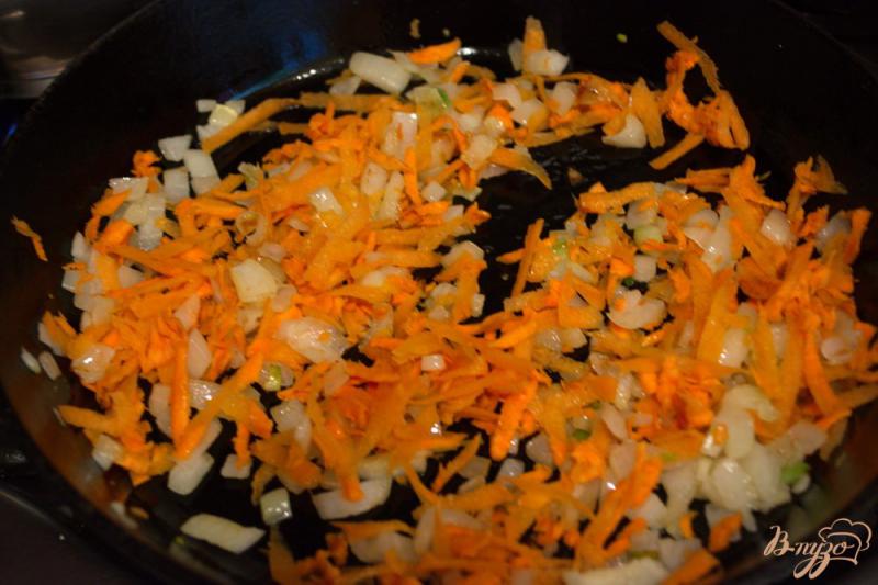 Фото приготовление рецепта: Легкий рыбно-картофельный суп с консервами шаг №5