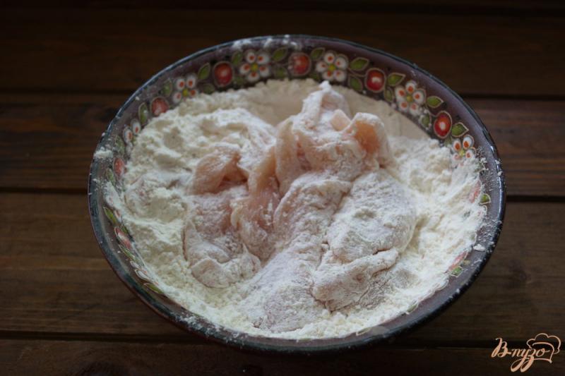 Фото приготовление рецепта: Курица в хрустящем кляре с соусом шаг №3