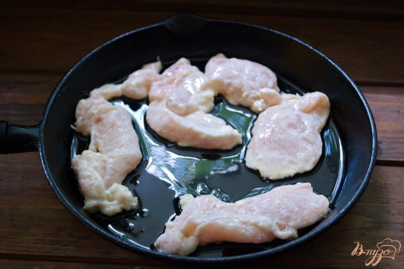 Фото приготовление рецепта: Курица в хрустящем кляре с соусом шаг №5