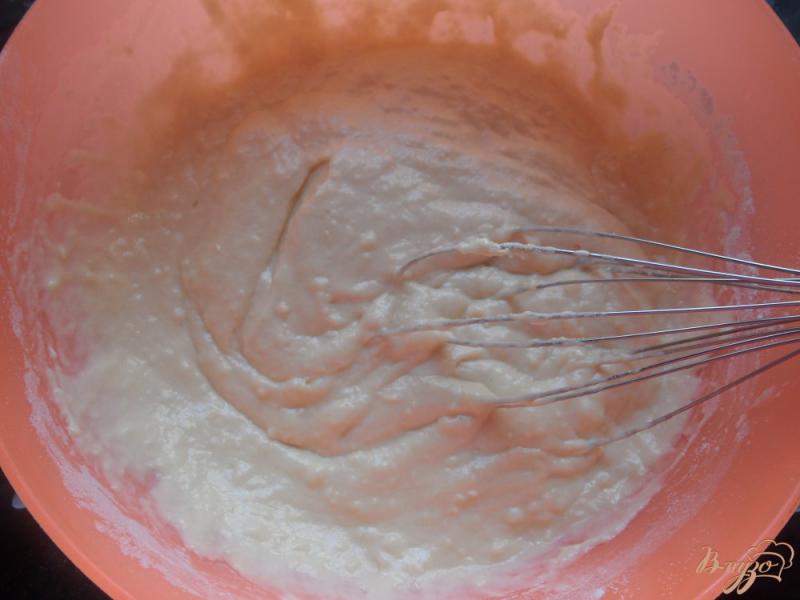 Фото приготовление рецепта: Кексы на кефире с вареньем шаг №4