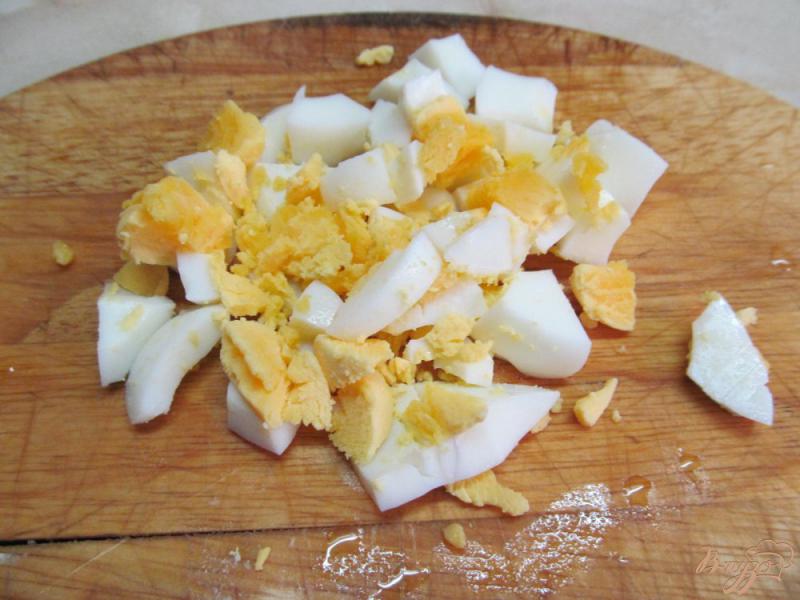 Фото приготовление рецепта: Салат из редиса и яйца шаг №4