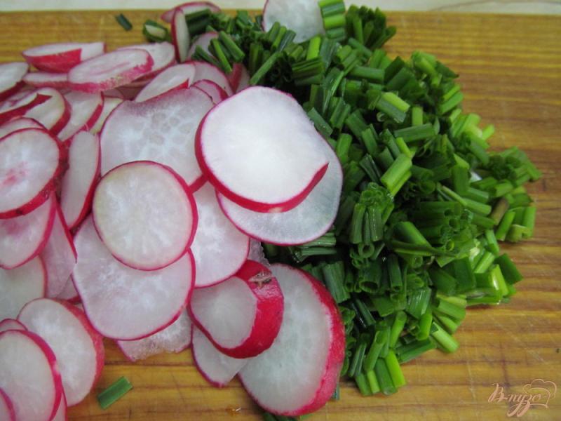 Фото приготовление рецепта: Салат из редиса и яйца шаг №3
