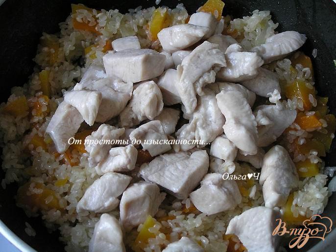 Фото приготовление рецепта: Куриное филе с рисом и тыквой шаг №4