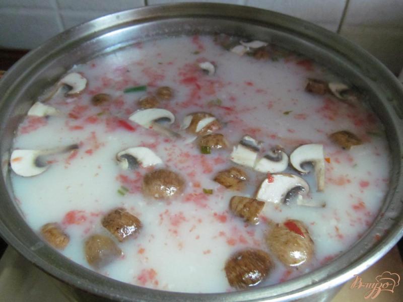 Фото приготовление рецепта: Легкий суп с капустой и грибами шаг №7