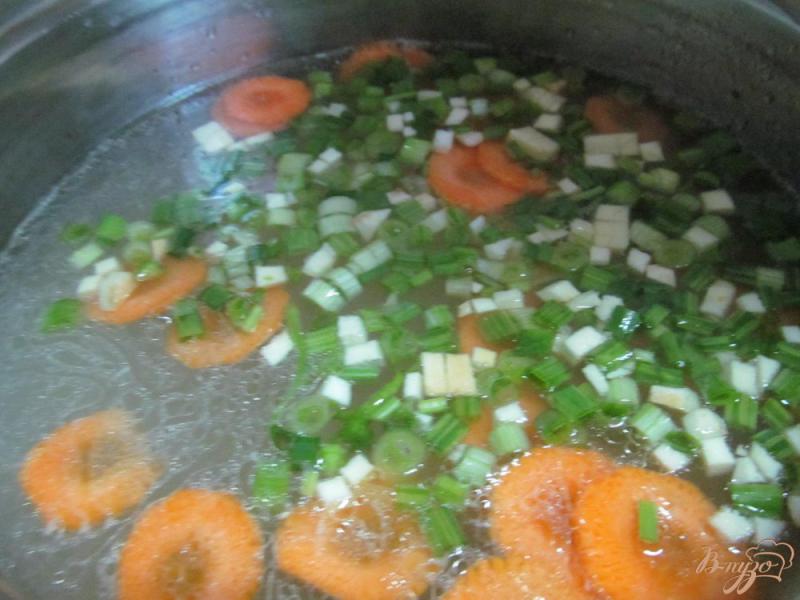 Фото приготовление рецепта: Легкий суп с капустой и грибами шаг №4