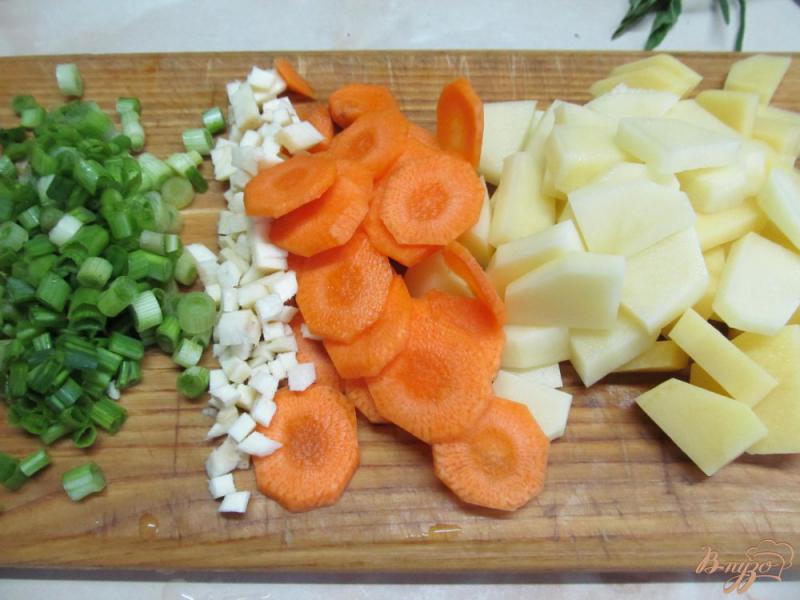 Фото приготовление рецепта: Легкий суп с капустой и грибами шаг №3