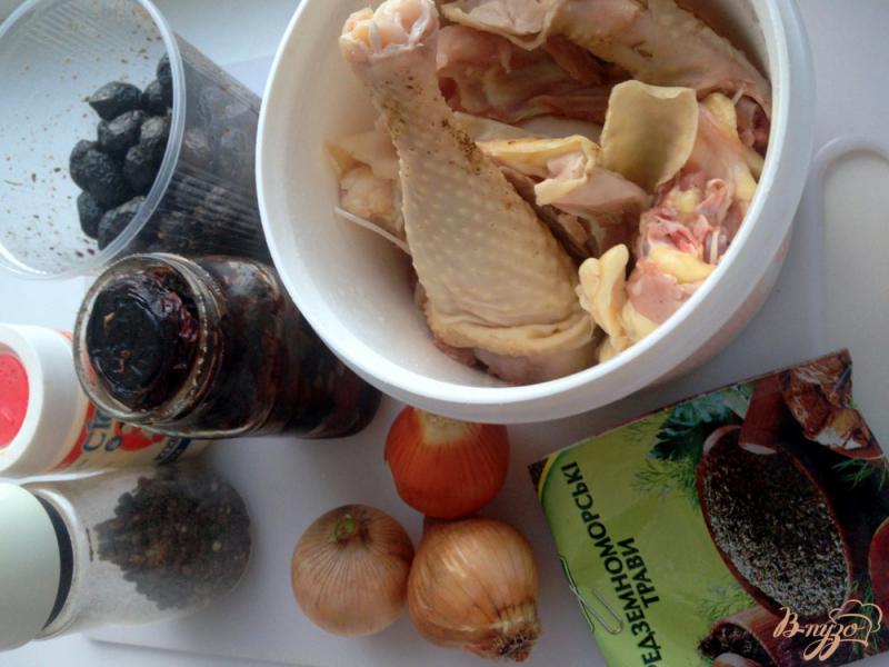 Фото приготовление рецепта: Домашняя курица с вялеными помодорами и вялеными маслинами в мультиварке шаг №1