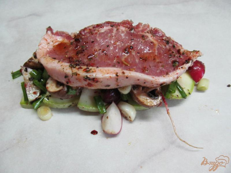 Фото приготовление рецепта: Свиной стейк с овощами в пергаменте шаг №6