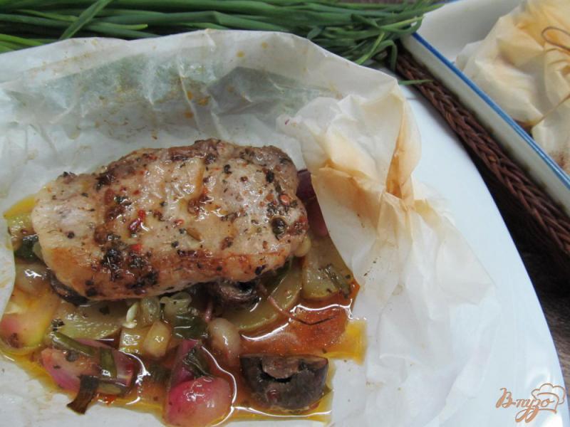 Фото приготовление рецепта: Свиной стейк с овощами в пергаменте шаг №9