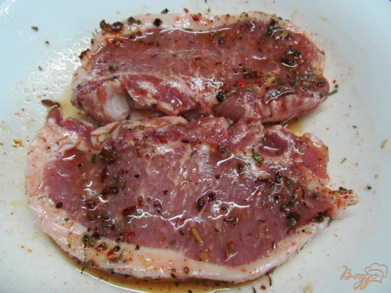 Фото приготовление рецепта: Свиной стейк с овощами в пергаменте шаг №3