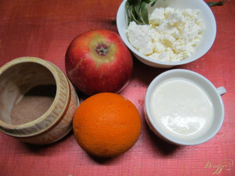 Фото приготовление рецепта: Смузи из яблока творога и апельсина шаг №1
