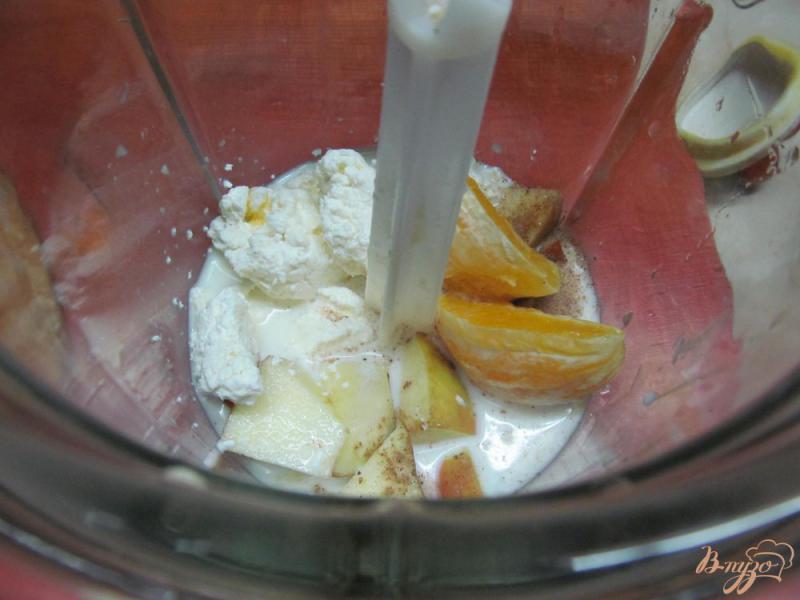 Фото приготовление рецепта: Смузи из яблока творога и апельсина шаг №3