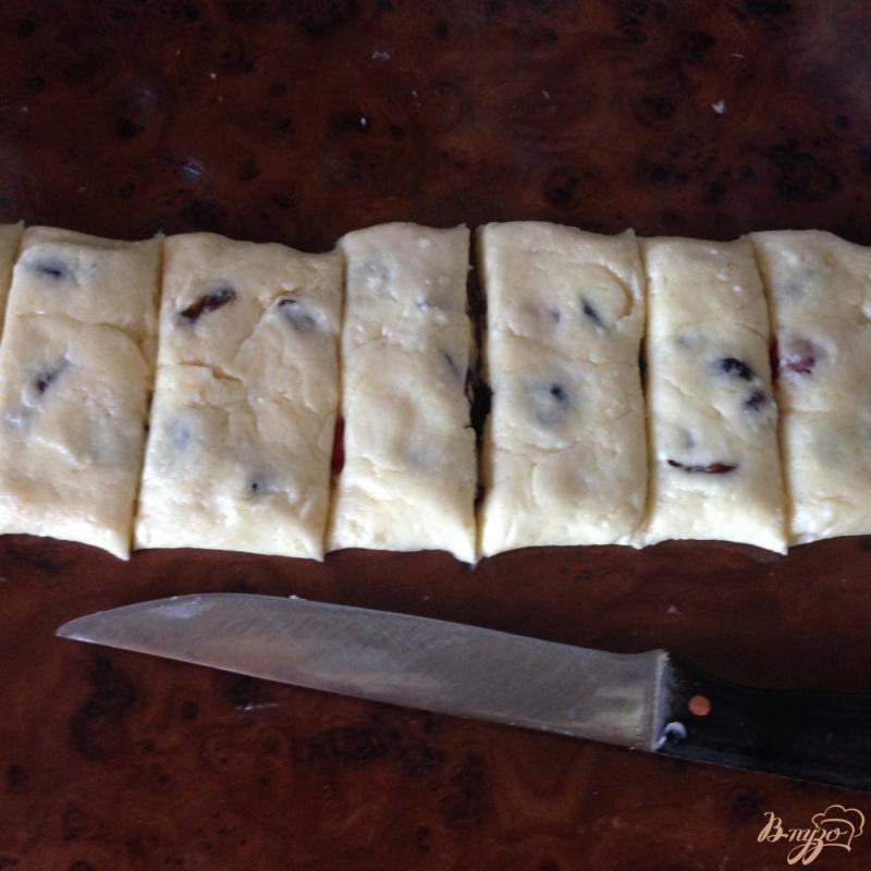 Фото приготовление рецепта: Творожные полоски с вяленой ягодой шаг №6
