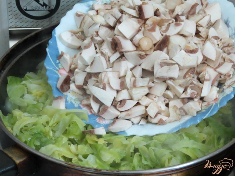Фото приготовление рецепта: Блинчики с молодой капустой и грибами шаг №4
