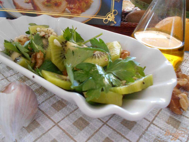 Фото приготовление рецепта: Салат с киви и орехами шаг №5