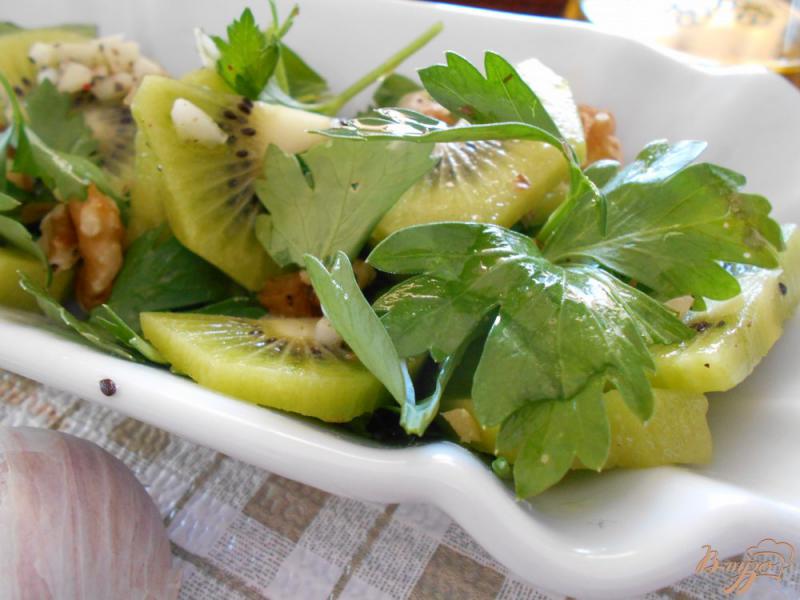 Фото приготовление рецепта: Салат с киви и орехами шаг №6