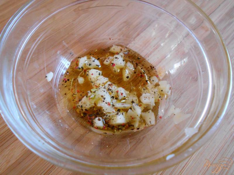 Фото приготовление рецепта: Салат с киви и орехами шаг №4