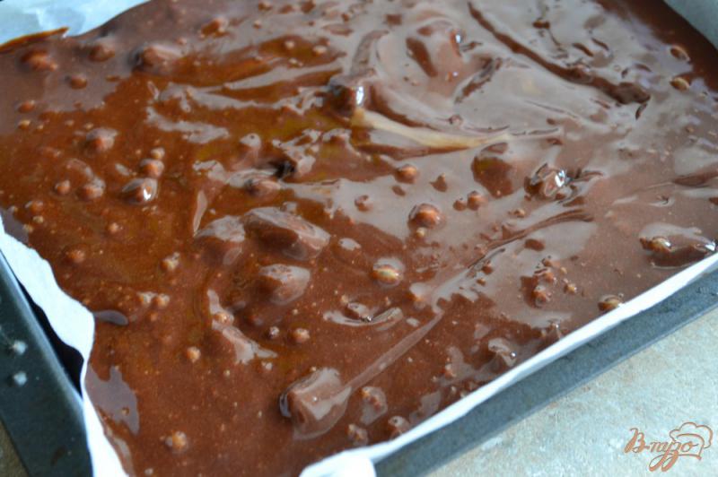 Фото приготовление рецепта: Шоколадный пирог с черносливом шаг №7
