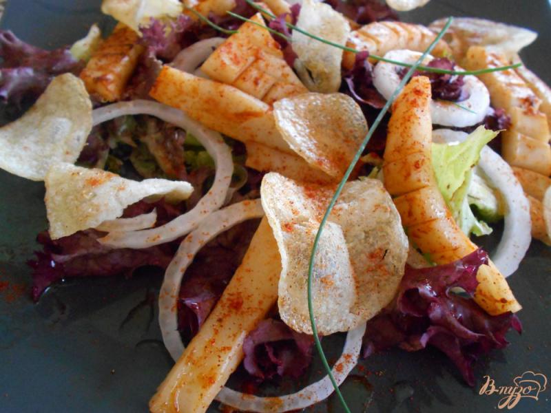 Фото приготовление рецепта: Салат с кальмарами и картофельными чипсами шаг №7