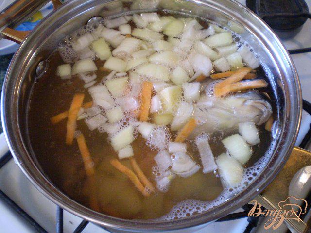 Фото приготовление рецепта: Суп с голов рыбных с манкой шаг №5