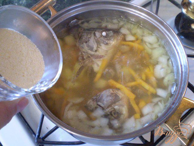 Фото приготовление рецепта: Суп с голов рыбных с манкой шаг №6