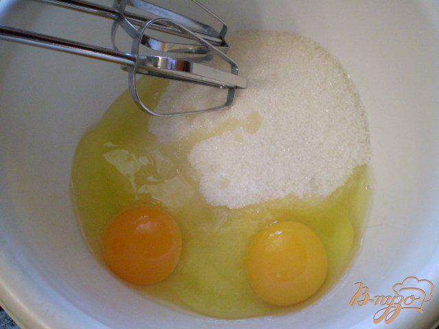 Фото приготовление рецепта: Ванильный бисквит с мятой в мультиварке шаг №2