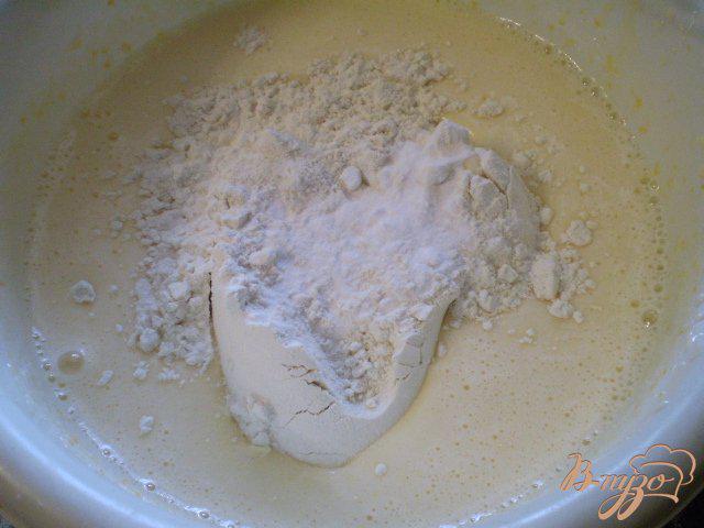 Фото приготовление рецепта: Ванильный бисквит с мятой в мультиварке шаг №5