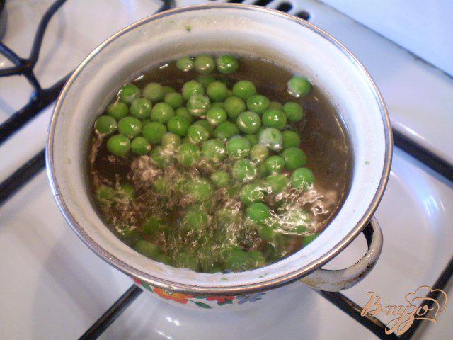 Фото приготовление рецепта: Салат из редиса, шпината и зеленого горошка шаг №6