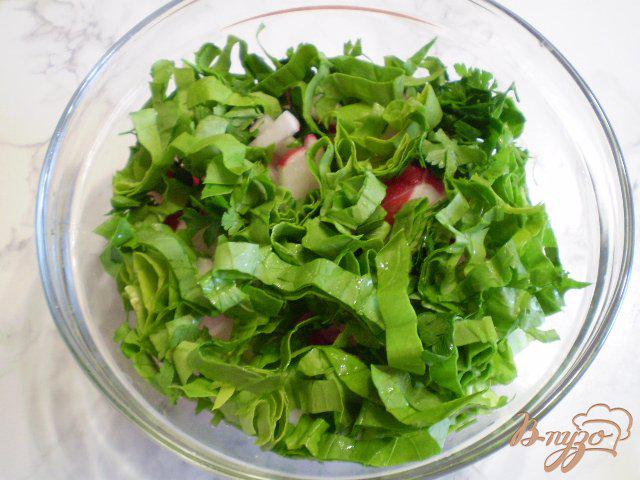 Фото приготовление рецепта: Салат из редиса, шпината и зеленого горошка шаг №5