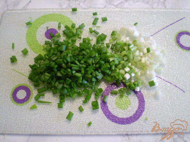 Фото приготовление рецепта: Салат из редиса, шпината и зеленого горошка шаг №7