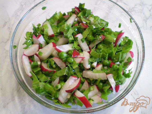 Фото приготовление рецепта: Салат из редиса, шпината и зеленого горошка шаг №9
