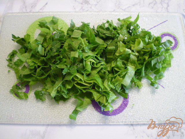 Фото приготовление рецепта: Салат из редиса, шпината и зеленого горошка шаг №4