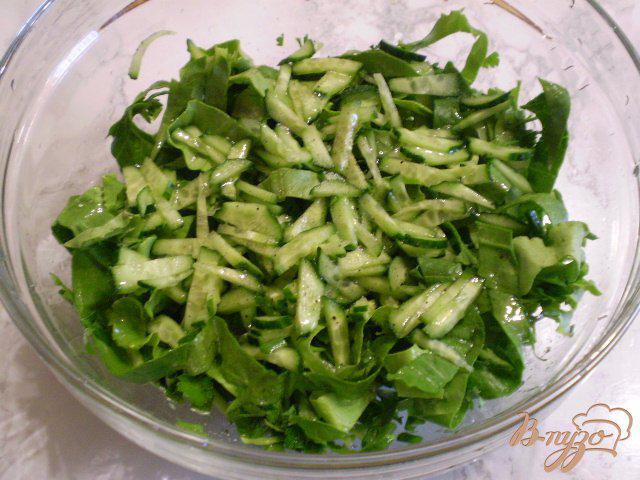 Фото приготовление рецепта: Салат с огурцом и шпинатом шаг №7