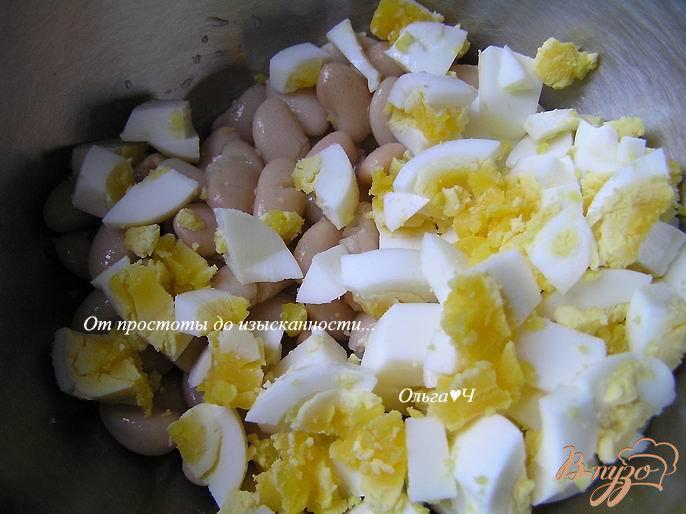 Фото приготовление рецепта: Салат с фасолью и яйцом шаг №1
