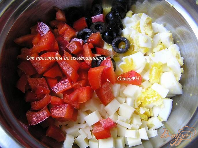 Фото приготовление рецепта: Салат с фасолью и яйцом шаг №2