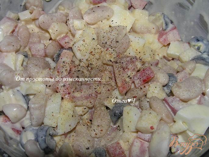 Фото приготовление рецепта: Салат с фасолью и яйцом шаг №4