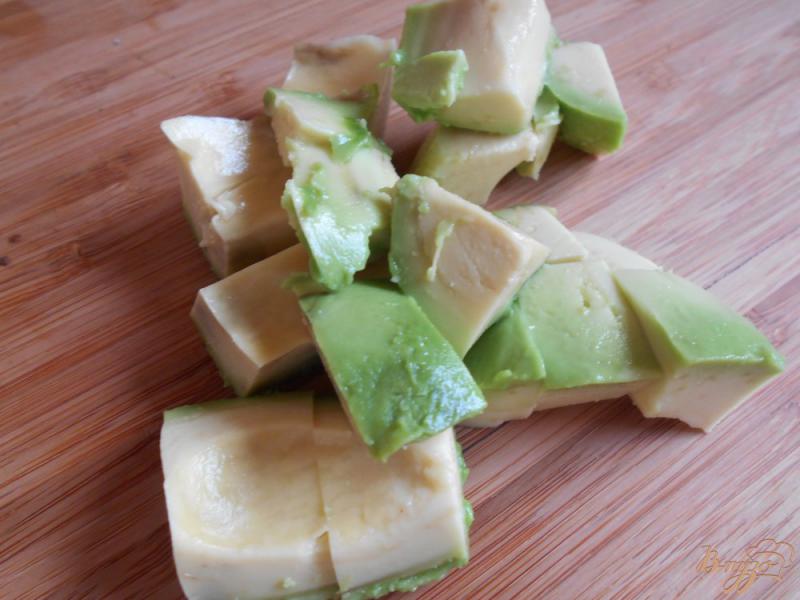 Фото приготовление рецепта: Смузи из клубники и авокадо шаг №2